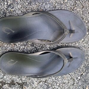 Women’s size 10, OluKai Black Minimalist Sandals with arch support